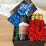 Arreglo floral económico masculino lazo azul puntos blancos musgo verde