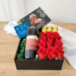 Arreglos florales para grado rosas rojas vino Moscatel chocolates caja negra