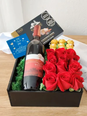 Arreglos florales para grado rosas rojas vino Moscatel chocolates caja negra
