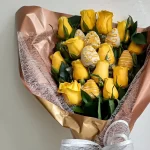Detalle del Bouquet de Flores Místico: rosas amarillas y fresas cubiertas de chocolate blanco y amarillo.