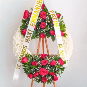 Corona fúnebre doble nivel rosas fucsia flores blancas gypsophila follaje atril