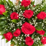 Detalle de la Corona Fúnebre Lazos de Amor: rosas rojas con gypsophila y follaje verde.
