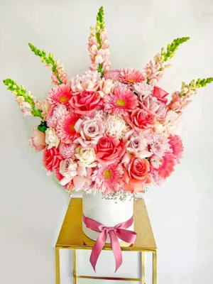 Ramo de flores rosadas con rosas, gerberas y crisantemos, diseño elegante y delicado en base blanca, ideal para regalar con amor.