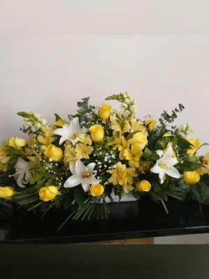 Cubre cofre alargado con rosas y astromelias amarillas, lirios blancos y follaje verde
