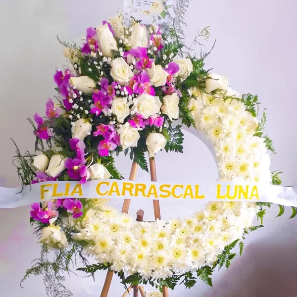 Imponente Corona Fúnebre con rosas, pompones y orquídeas moradas para velorios de difuntos en funerales de Bogotá.
