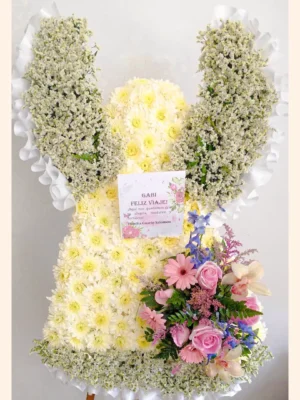 Arreglo fúnebre en forma de ángel con alas de flores blancas, cuerpo de crisantemos amarillos y ramo rosado