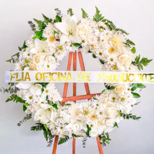 Corona fúnebre blanca gerberas grandes crisantemos margaritas helechos verdes atril