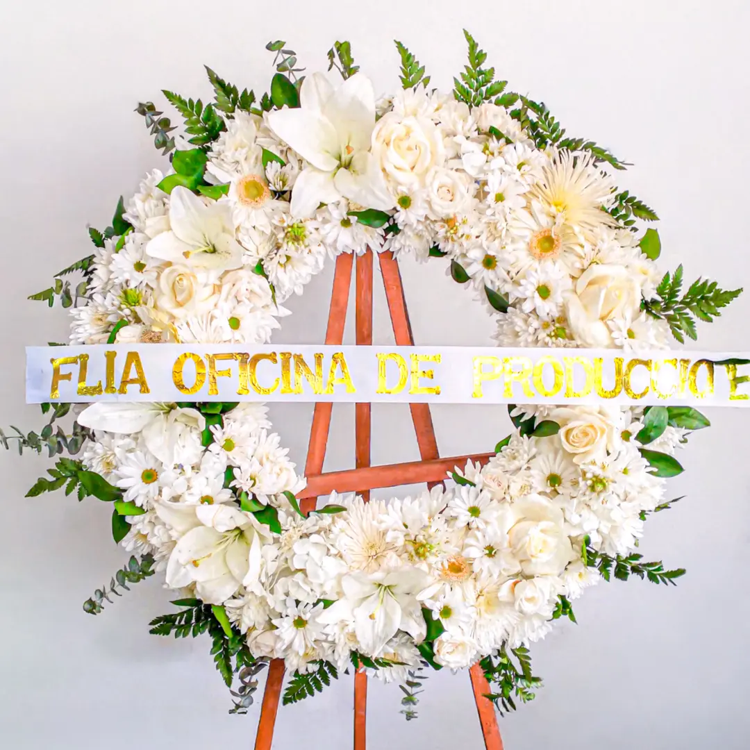Corona Fúnebre Elegante | Gerberas Blancas | Envío Bogotá Domicilio Corona fúnebre blanca gerberas grandes crisantemos margaritas helechos verdes atril