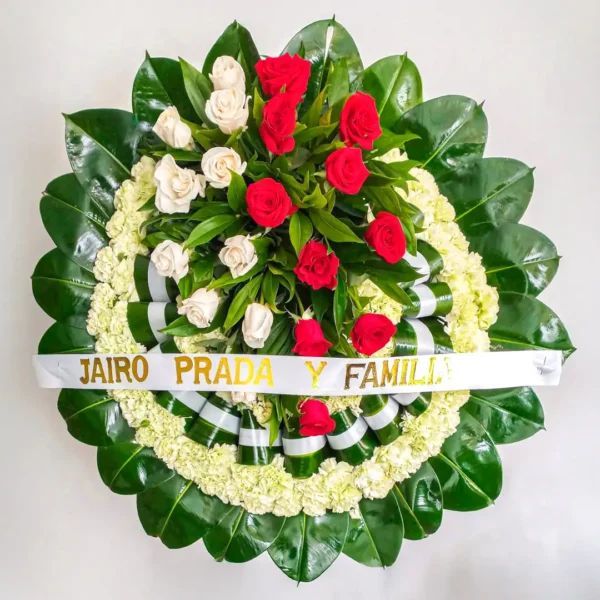 Corona de flores capas concéntricas crisantemos blancos verdes rosas rojas hojas
