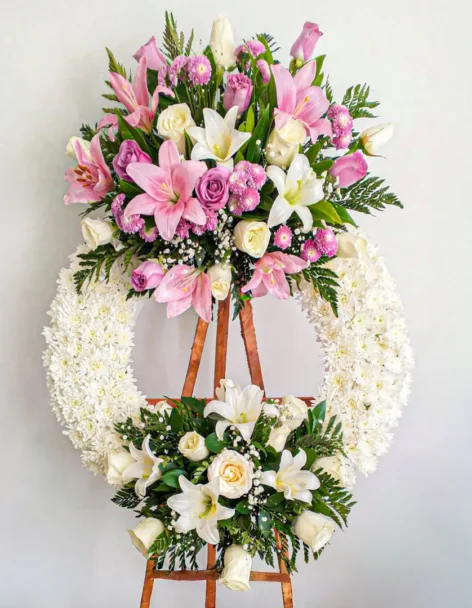 corona funebre doble nivel crisantemos blancos lirios rosados