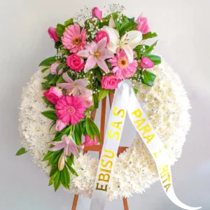 Corona de flores blancas gerberas fucsias lirios rosados gypsophila