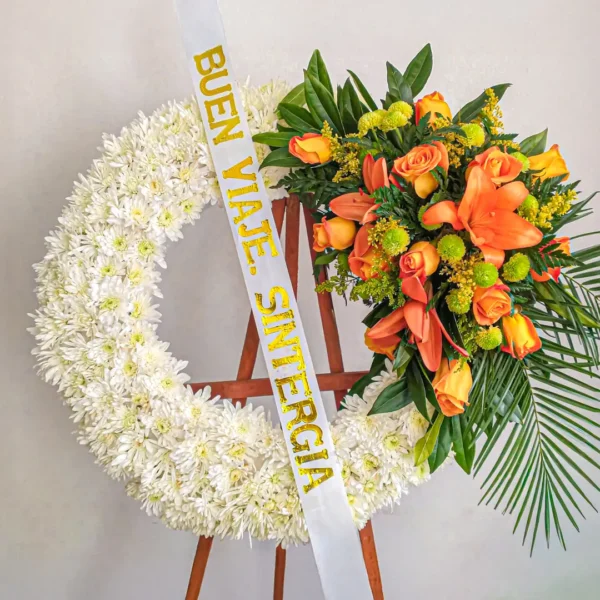 Corona fúnebre lirios naranjas rosas coral flores amarillas palma tropical