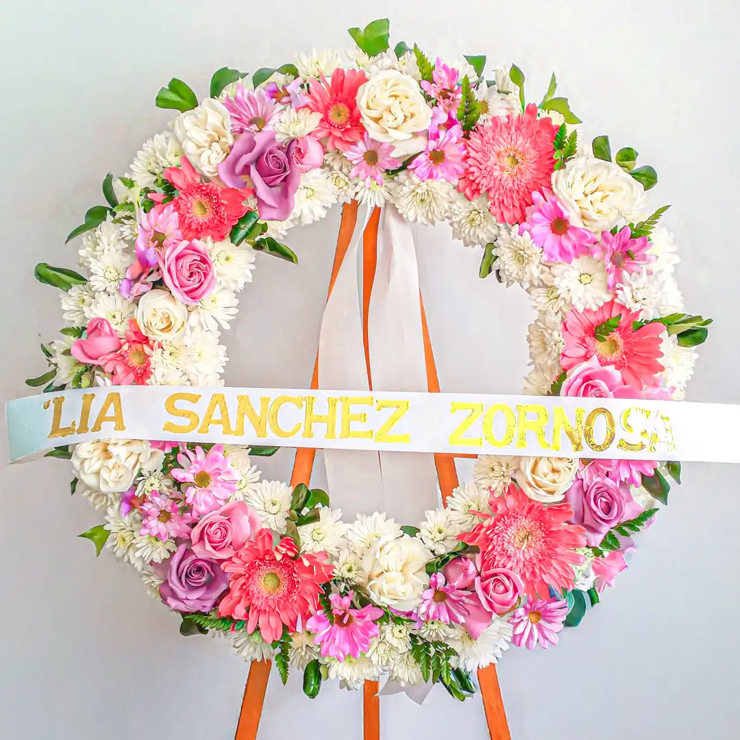 Corona de Flores Velorio | Rosadas Gerberas | Elegante Envío Bogotá Corona de flores rosadas fucsias blancas gerberas rosas dalias claveles atril