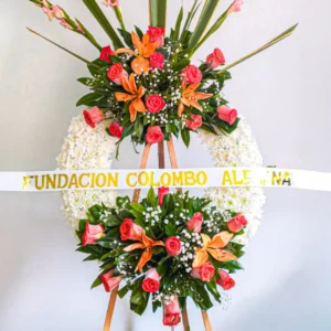 Corona fúnebre rosas naranjas salmón lirios crisantemos blancos palma atril