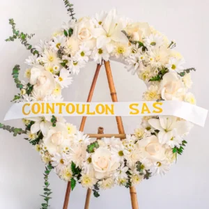 Coronas de flores blancas crema dalias margaritas eucalipto verde atril