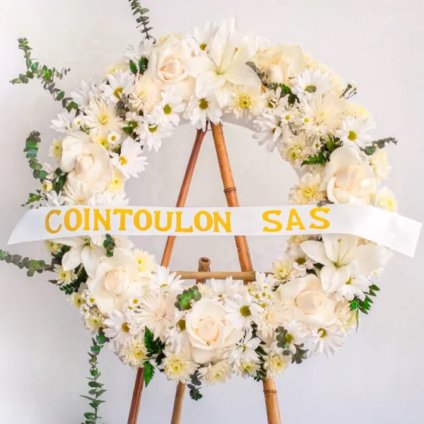 Coronas de flores blancas crema dalias margaritas eucalipto verde atril
