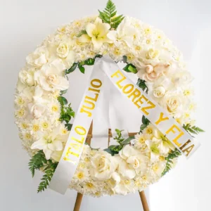 Coronas de flores blancas crema rosas claveles helechos verdes atril madera