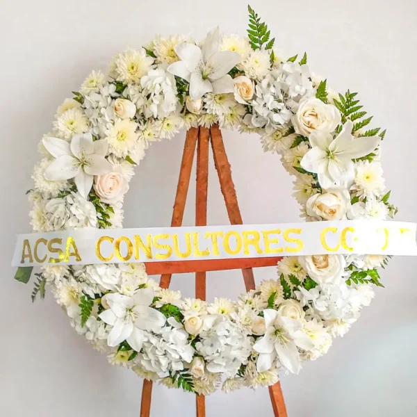 Coronas de flores blancas rosas claveles crisantemos helechos verdes atril