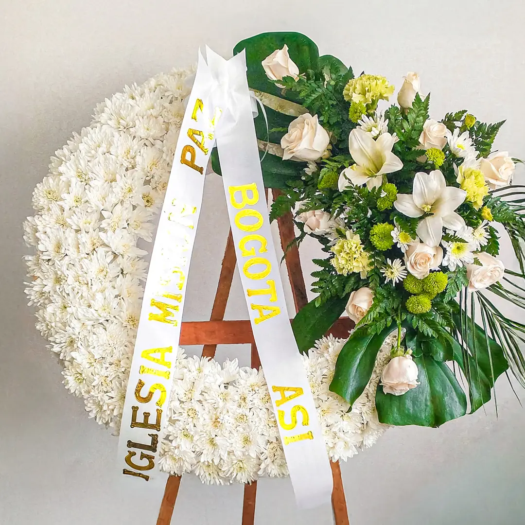 Coronas de Flores Blancas | Elegante Velorio | Envío Bogotá Domicilio Coronas de flores blancas rosas lirios flores amarillas follaje tropical atril
