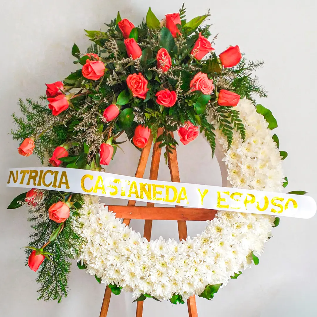 Coronas de Flores Blancas | Rosas Naranjas | Elegante Bogotá Coronas de flores blancas crisantemos rosas naranjas helechos cascada atril