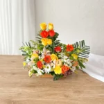 Arreglo floral elegante con frutas rosas amarillas orquídeas blancas gerberas naranjas