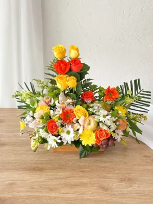 Arreglo floral elegante con frutas rosas amarillas orquídeas blancas gerberas naranjas