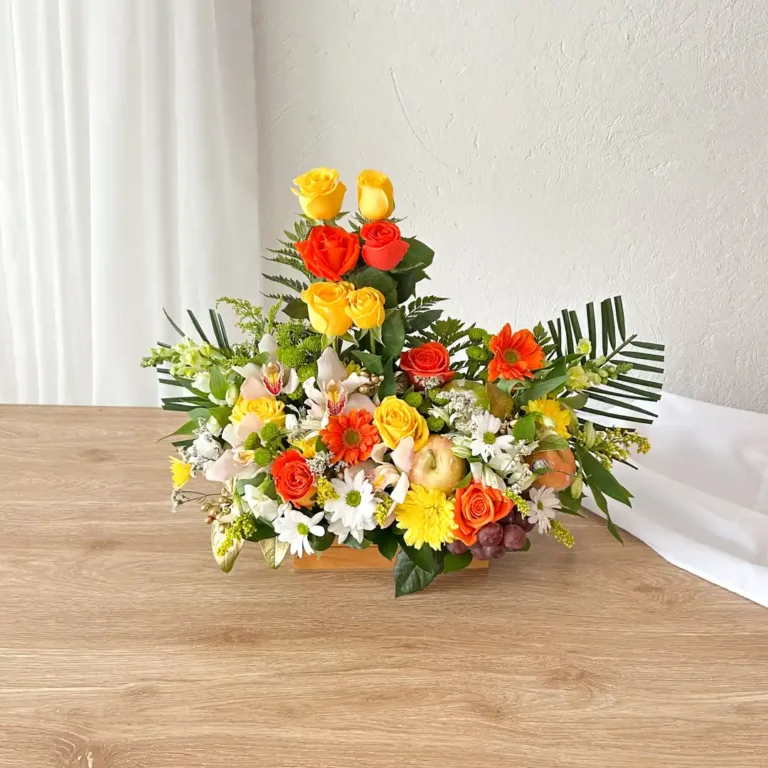 Arreglo floral elegante con frutas rosas amarillas orquídeas blancas gerberas naranjas