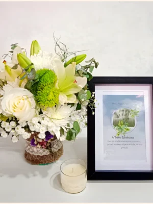 Bono de condolencias con arreglo floral blanco y verde, portarretrato conmemorativo y vela aromática