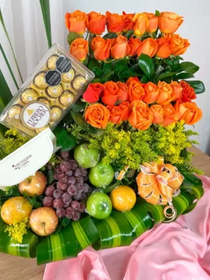 Arreglo floral para aniversario base hojas verdes lazo naranja económico