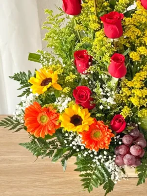 Arreglo floral elegante vertical para cumpleaños diseño triangular moderno premium