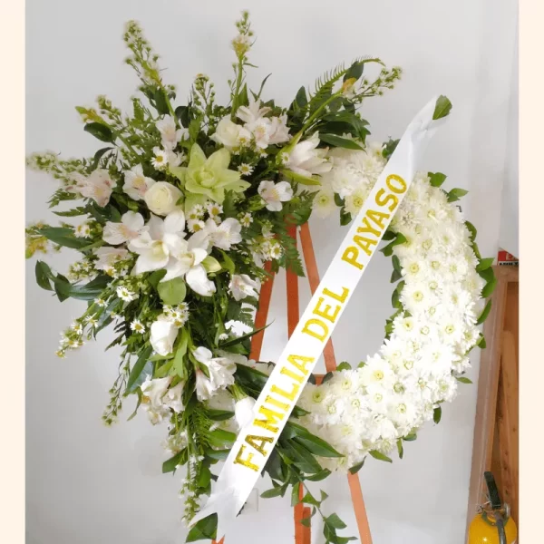 Elegante Corona de flores Fúnebres para expresar condolencias y luto en Bogotá.