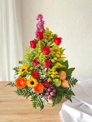 Arreglos florales con frutas rosas rojas girasoles gerberas naranjas uvas manzanas