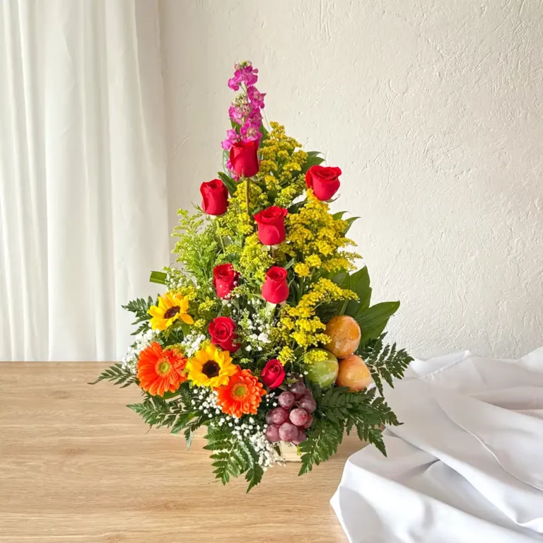 Arreglos florales con frutas rosas rojas girasoles gerberas naranjas uvas manzanas