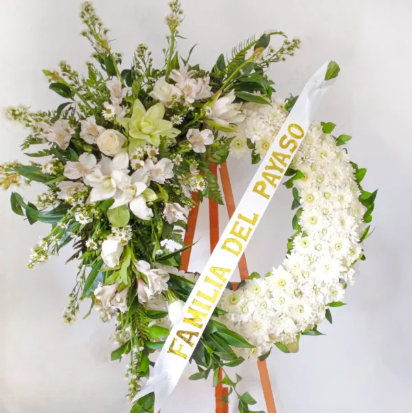 Corona fúnebre elegante flores blancas lirios rosas crisantemos cinta dorada