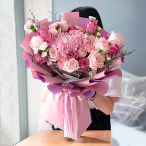 Bouquet de Flores Amour Floral, ramo buchón de hortensias, rosas y claveles en tonos rosados y lila.