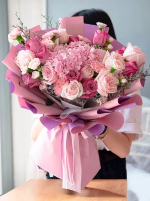 Bouquet de Flores Amour Floral, ramo buchón de hortensias, rosas y claveles en tonos rosados y lila.