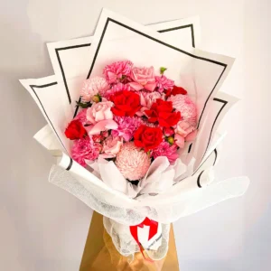 Bouquet de claveles y rosas rojas y rosadas