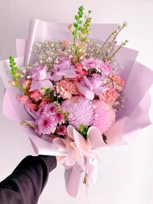 Bouquet de Flores Harmonie en tonos lila y rosado con rosas, claveles, crisantemos y gypsophila.