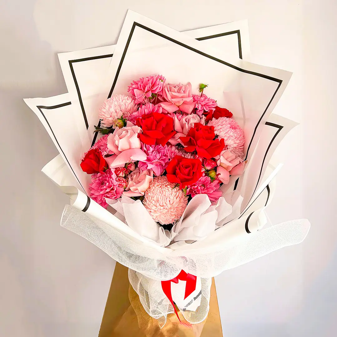 Bouquet de rosas rojas y rosadas en Bogotá con claveles y crisantemos, ideal para aniversarios y propuestas románticas