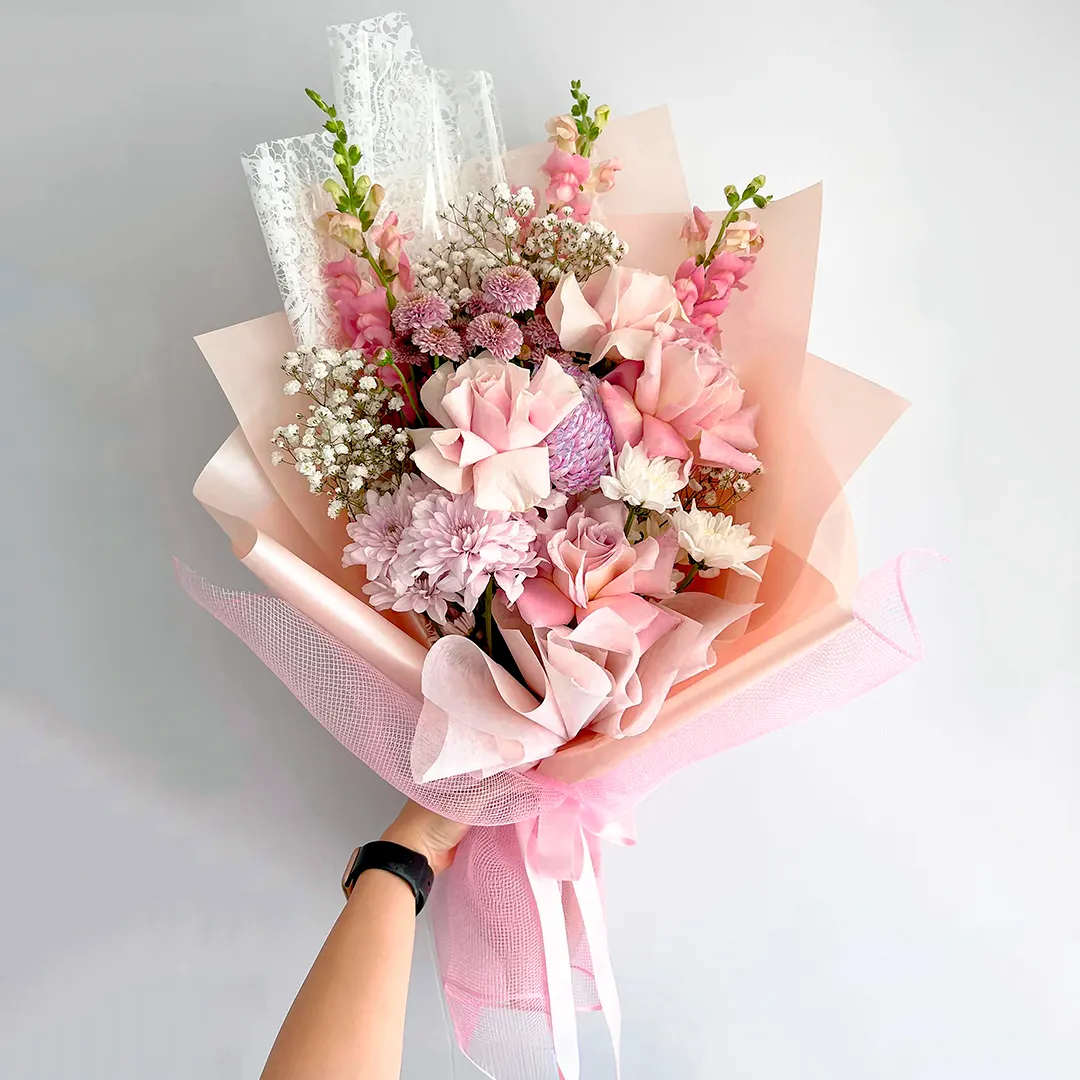 Bouquet de flores en Bogotá con rosas rosadas, crisantemos y gypsophila, ideal para aniversarios, baby showers y cumpleaños