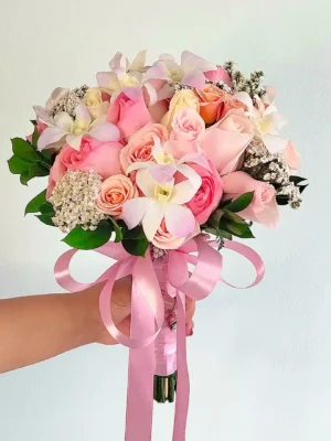 Bouquet de flores para novia en Bogotá con rosas rosadas, orquídeas blancas y detalles de gypsophila, ideal para bodas y quinceañeras
