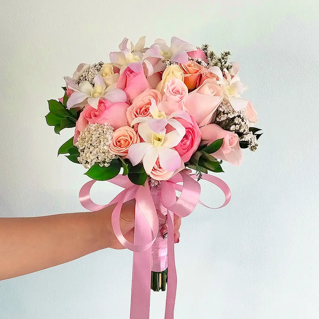 Bouquet de flores para novia en Bogotá con rosas rosadas, orquídeas blancas y detalles de gypsophila, ideal para bodas y quinceañeras