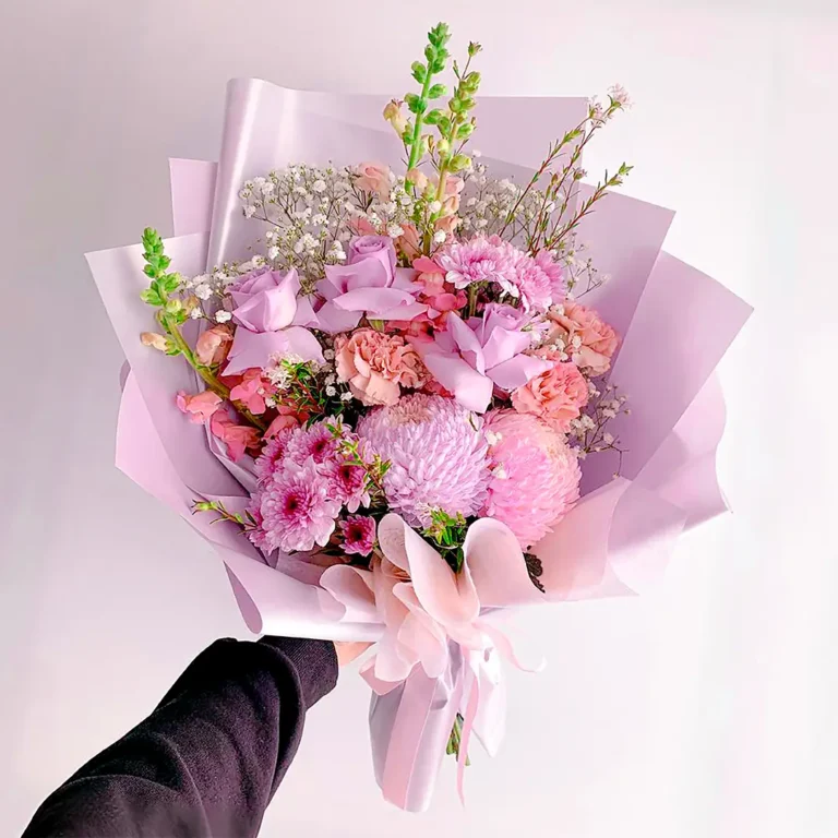 Bouquet de flores lilas en Bogotá con rosas, claveles rosados, crisantemos y gypsophila, ideal para aniversarios y cumpleaños