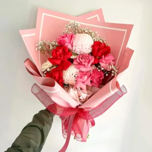 Bouquet de rosas rojas y rosadas en Bogotá con crisantemos y gypsophila, ideal para aniversarios y declaraciones románticas