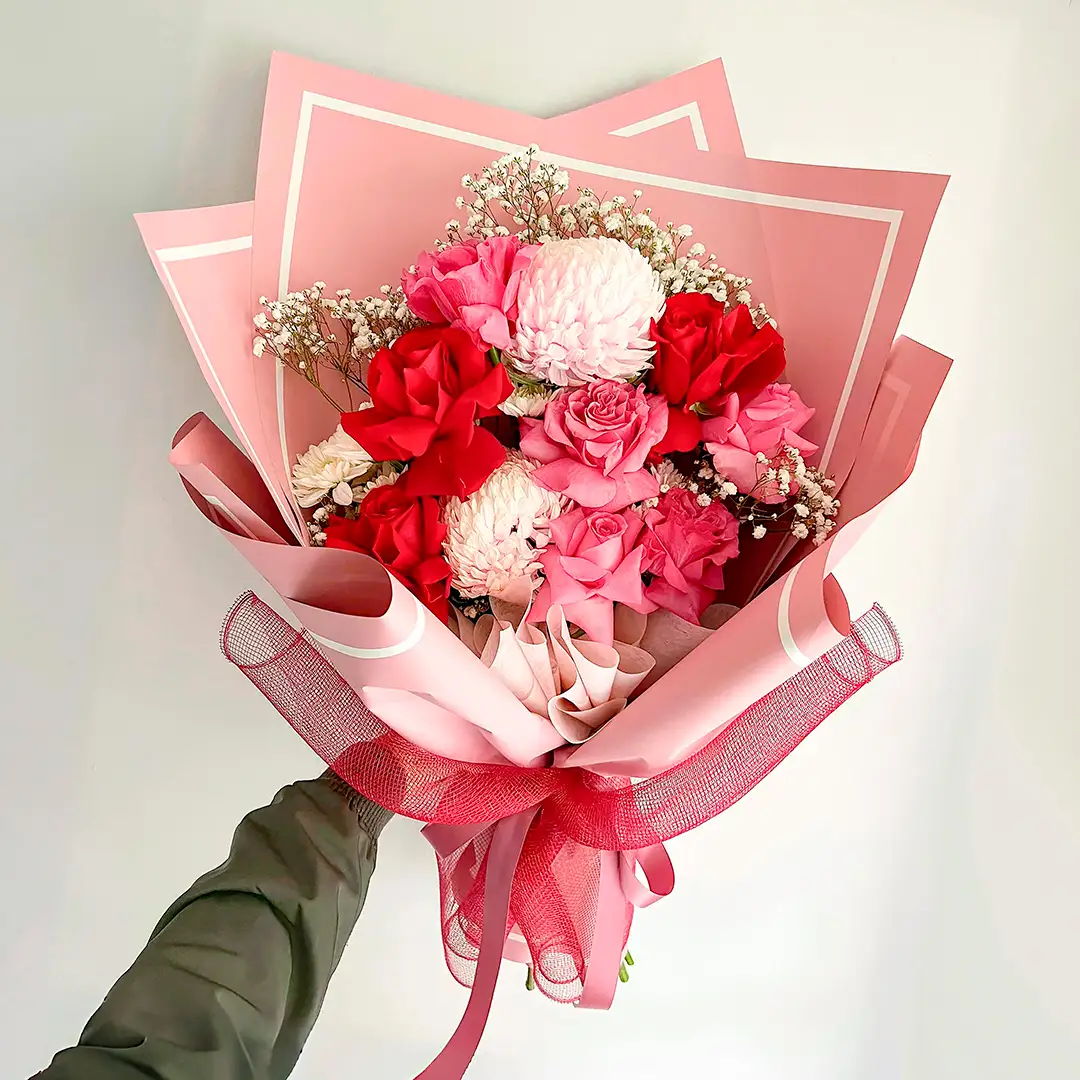 Bouquet de rosas rojas y rosadas en Bogotá con crisantemos y gypsophila, ideal para aniversarios y declaraciones románticas