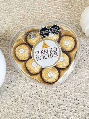 Estuche transparente en forma de corazón con ocho bombones Ferrero Rocher envueltos en papel dorado.