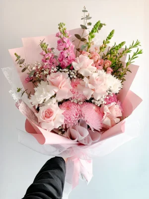 Bouquet de Flores Beauté con rosas rosadas, crisantemos rosados, claveles blancos y eucalipto, en papel rosado.