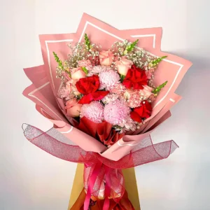 Bouquet de rosas rosadas y rojas en Bogotá con crisantemos pastel, ideal para aniversarios, cumpleaños y momentos especiales