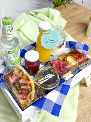 Desayuno especial con tabla embutidos quesos Smirnoff Ice mermeladas artesanales