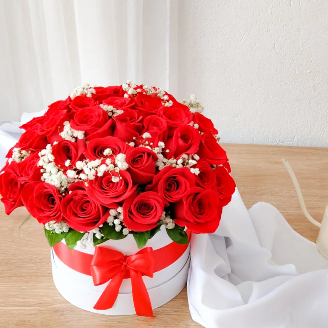 ramo-flores-cumpleanos-gypsophila-blanca-lazo-rojo-bogota Imagen 1